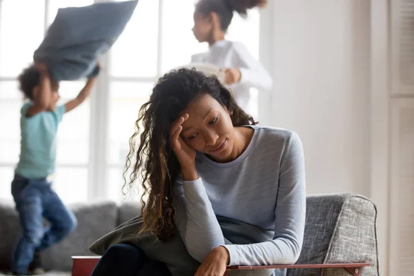 Afrikanische Mutter hat genug von lauten Kindern, die zu Hause spielen — Stockfoto