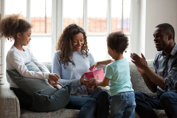 Bonne maman noire recevant boîte cadeau avec cadeau de fils — Photo