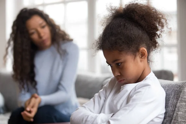 Mãe ou psicólogo tenta falar com menina africana chateado — Fotografia de Stock