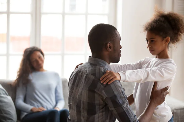 Africano pai falando com a filha ter uma conversa amigável em — Fotografia de Stock