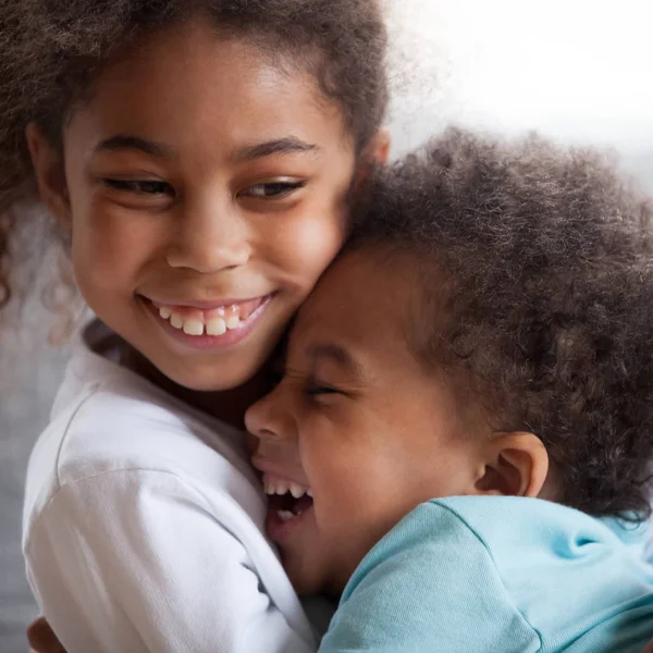 Słodkie african american dzieci z Śmieszne miny, przytulanie, śmiejąc się, cl — Zdjęcie stockowe