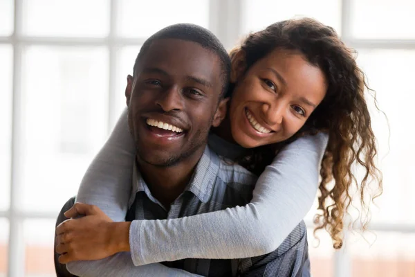 Portrait von glücklichen afrikanisch-amerikanischen Paar umarmen Blick auf c — Stockfoto