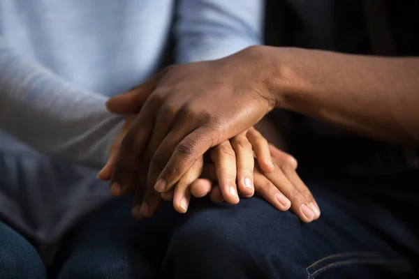 Муж и жена чернокожих афроамериканцев держатся за руки — стоковое фото