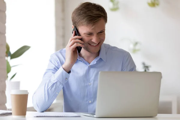 Lachende zakenman laptop scherm kijken en praten over phon — Stockfoto