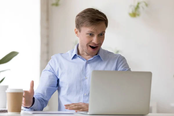 Aangenaam verrast, geschokt zakenman laptop scre kijken — Stockfoto