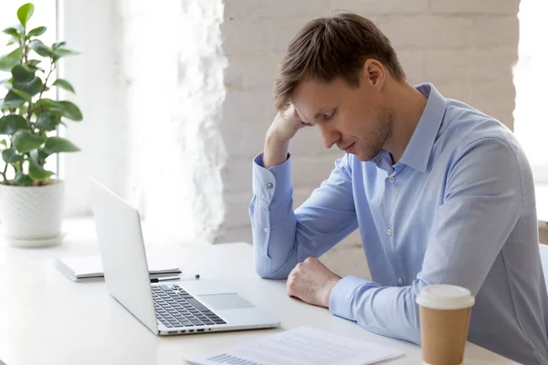 Moe slaperig zakenman zit met gesloten ogen op werkplek — Stockfoto