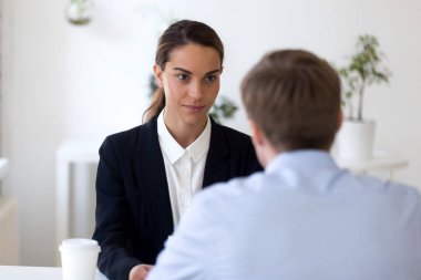 Başvuru sahibi ile röportaj tutarak kendine güvenen kadın İK Yöneticisi