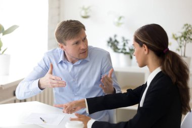 Kızgın işkadını sözleşme koşulları tarafından memnun savunarak