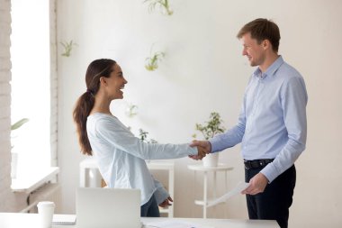 Mutlu kadın sürpriz işadamı el sallayarak gülüyor