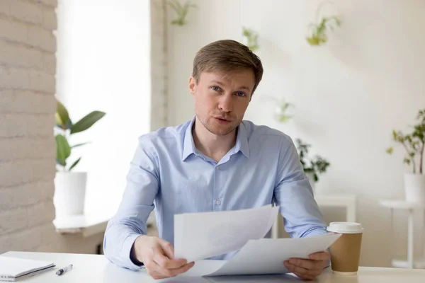 Tête tourné portrait homme d'affaires parlant de documents, consulti — Photo