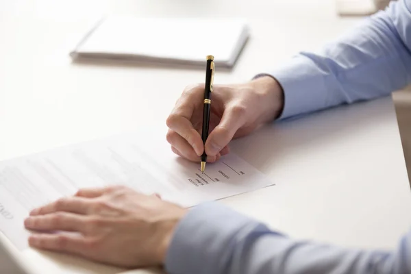 Fechar empresário assinar contrato com caneta, fazer negócio — Fotografia de Stock