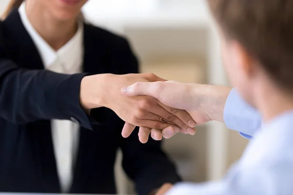 Primo piano uomo e donna che si stringono la mano, fare conoscenza, agre — Foto Stock