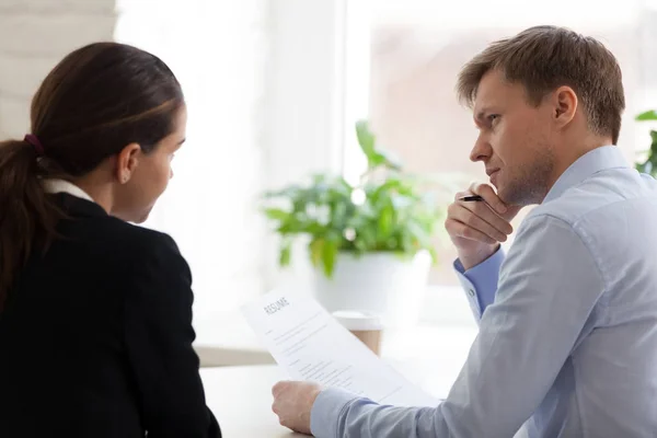 Dudando hr gerente mirando al solicitante en la entrevista de trabajo posterior v — Foto de Stock