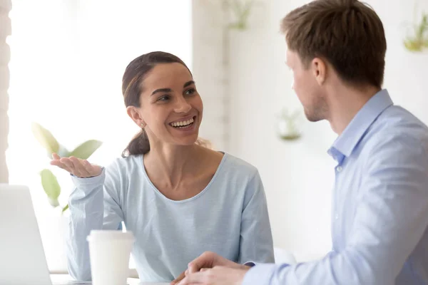 Smiling woman talking with colleague during break at workplace — Stock Photo, Image