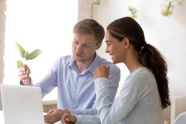 Empresario enfocado explicando a pasante femenina proyecto en línea — Foto de Stock