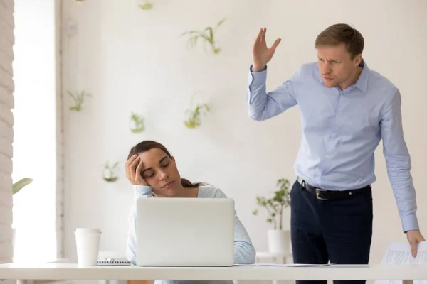 Enfadado jefe confundido captura de dormir empleado en el lugar de trabajo — Foto de Stock