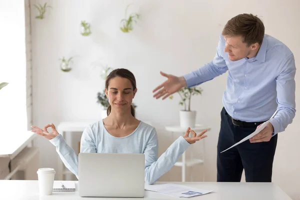 Mujer de negocios meditando en el lugar de trabajo, ignorando el trabajo y la molestia — Foto de Stock