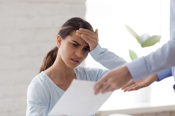 Mujer molesta recibiendo malas noticias, aviso de despido, documento — Foto de Stock