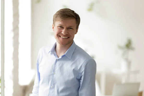 Portrait de tête d'un homme d'affaires souriant qui regarde — Photo