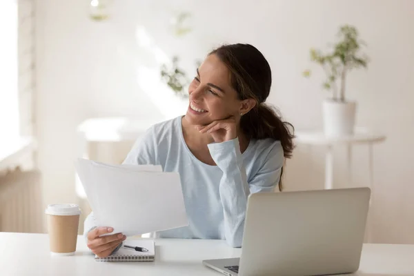 Leende affärskvinna med dokument funderar på Business Str — Stockfoto