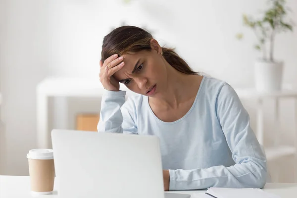 Frustrovaná žena používající přenosný počítač, znepokojený problémem, čtení ba — Stock fotografie