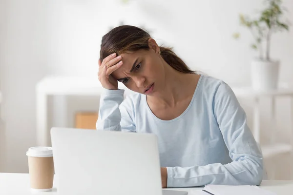 Donna frustrata che utilizza il computer portatile, preoccupato per il problema, la lettura ba — Foto Stock