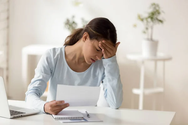 Upset stressed woman reading notification, bad news receiving — Stock Photo, Image