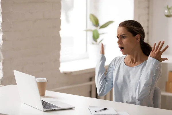 Donna spiacevolmente sorpresa guardando lo schermo del computer portatile, cattive notizie — Foto Stock