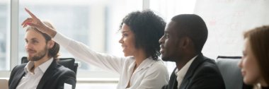Afrikalı kadın zam teklif boardroom seminerde sırasında soru
