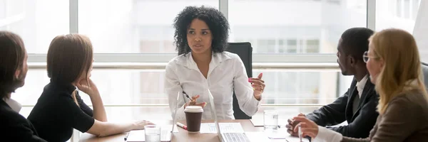 Horizontal foto africana mujer jefe hablando en reunión corporativa —  Fotos de Stock