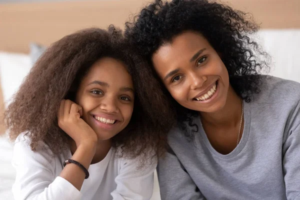 Portret van zwarte moeder en dochter glimlachend op camera — Stockfoto