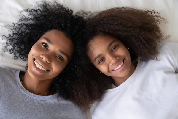 Draufsicht auf lächelnde schwarze Mutter und Tochter zu Hause — Stockfoto