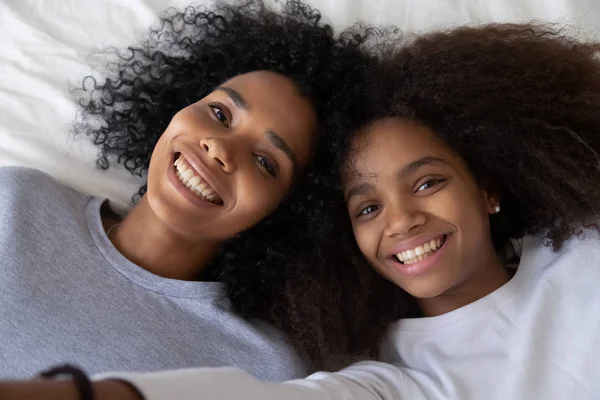 Sorrindo preto mãe e filha posar para selfie em casa — Fotografia de Stock