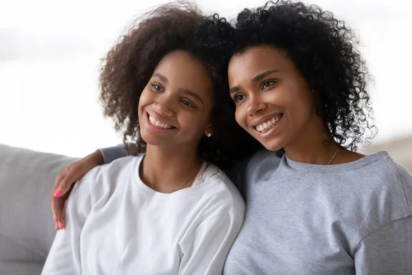Sonriente negro mamá y hija hacer imagen juntos —  Fotos de Stock