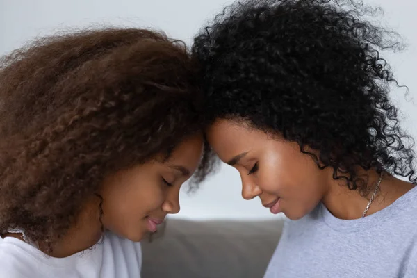 African American mamma och dotter har nära stund tillsammans — Stockfoto