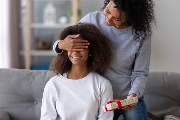 Emocionado negro mamá hacer cumpleaños sorpresa para hija — Foto de Stock