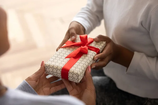 Primer plano del niño que presenta el regalo a la mamá — Foto de Stock