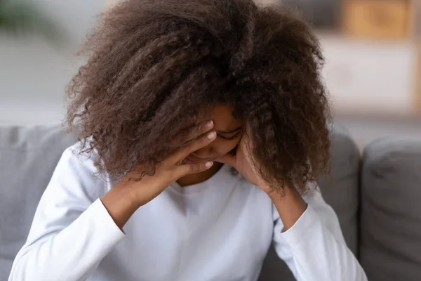 Gadis remaja kulit hitam yang sedih memiliki masalah menangis di rumah — Stok Foto