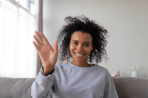 Lächelnde schwarze junge Frau winkt bei Videoanruf — Stockfoto
