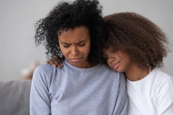 African American tienermeisje knuffel depressief huilende moeder — Stockfoto