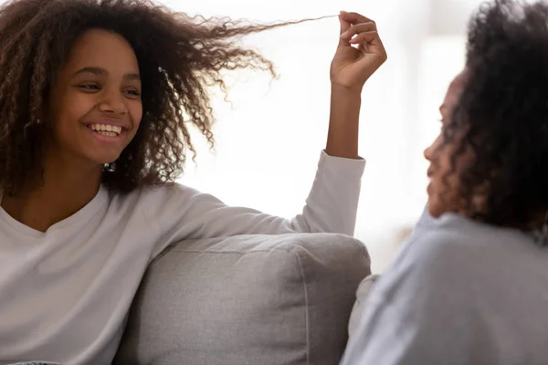 Sonriente chica adolescente hablar con mamá joven relajarse en casa — Foto de Stock