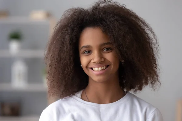 Porträtt av leende svart tonårig flicka poserar hemma — Stockfoto