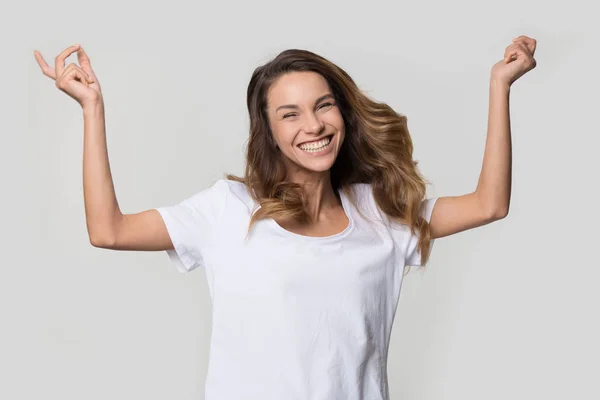 Feliz alegre jovem mulher pulando sentindo alegria no fundo branco — Fotografia de Stock