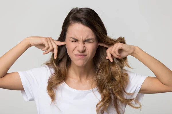 Femme têtue coller les doigts dans les oreilles ne pas écouter le bruit — Photo