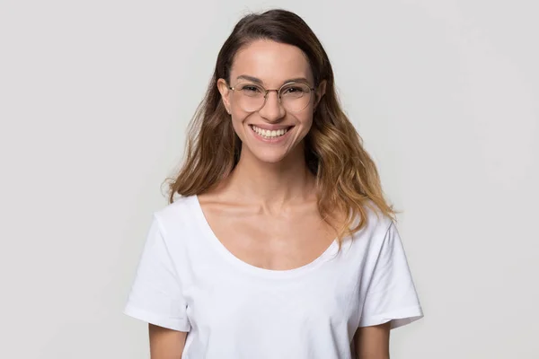 Mujer feliz usando gafas para la corrección de la visión mirando a la cámara — Foto de Stock