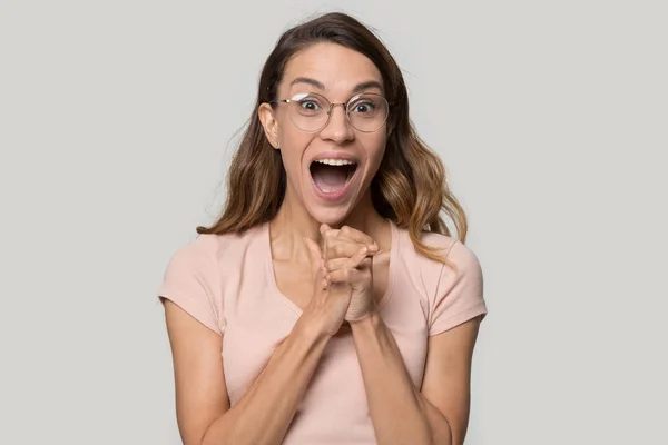 Podekscytowany szczęśliwą kobietą w okulary czuć zdziwiony na białym tle na tle — Zdjęcie stockowe