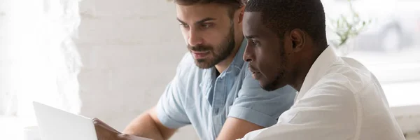 Horizontal photo diverse colleagues working together using computer at workplace — Stock Photo, Image