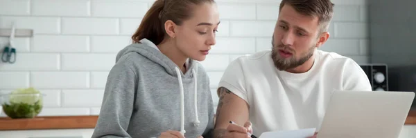 Millennial casal sentado à mesa leitura verificando documentos do empréstimo — Fotografia de Stock