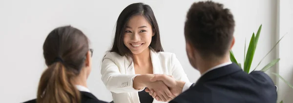 Sonriente asiático mujer vacante candidato sacudiendo de la mano con hr manager — Foto de Stock