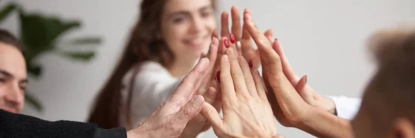 Horizontale Nahaufnahme Foto Business-Team fühlt sich glücklich geben High Five — Stockfoto